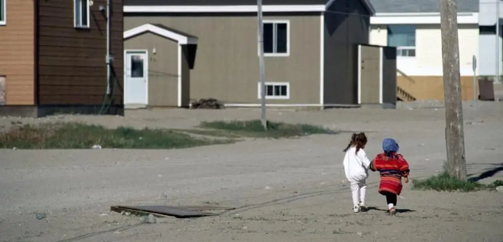 Des enfants autochtones traversent une communauté accablée par les problèmes de santé mentale